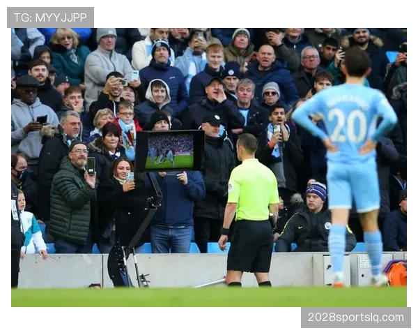 延迟举旗规则如何避免误判？一文看懂VAR时代的越位判定逻辑